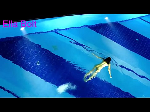 ❤️ หยุดดูไม่ได้เลย หนุ่มผมบลอนด์โดนจับได้ว่ายเปลือยกายอยู่ใน ELLA BOLT resort pool แค่โป๊ ที่เรา